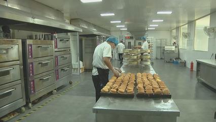 平桥区明港镇 村里开了食品加工厂 为村民提供增收“甜路”